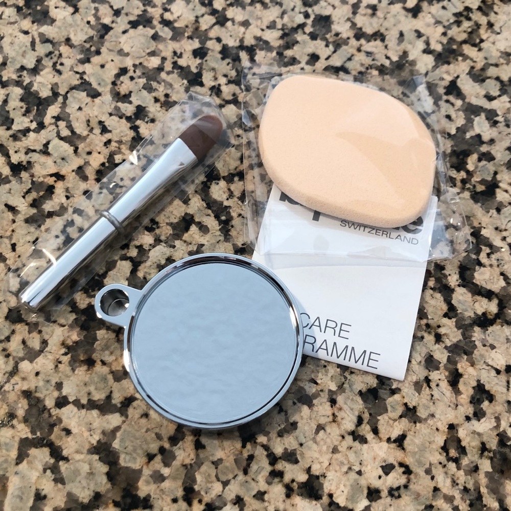 La Prairie Foundation Plate and Accessories